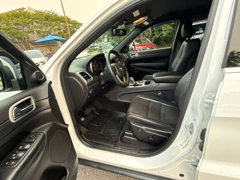 Used 2019 Jeep Grand Cherokee Laredo w/ Laredo X Package AWD/4WD image 14