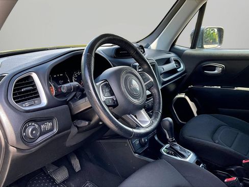 Used 2020 Jeep Renegade Latitude w/ Popular Equipment Group AWD/4WD image 17