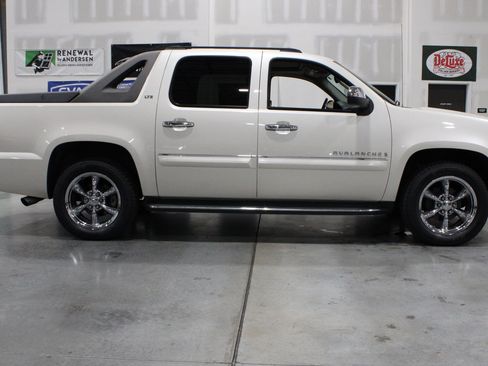 Used 2008 Chevrolet Avalanche LTZ w/ LTZ Preferred Equipment Group AWD/4WD image 25