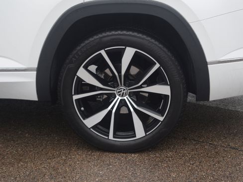 Used 2024 Volkswagen Atlas SEL Premium R-Line image 33