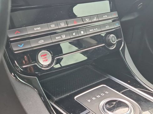 Used 2018 Jaguar XE Premium AWD/4WD image 9