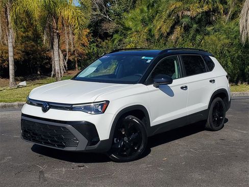 Certified 2025 Volkswagen Taos SE image 1