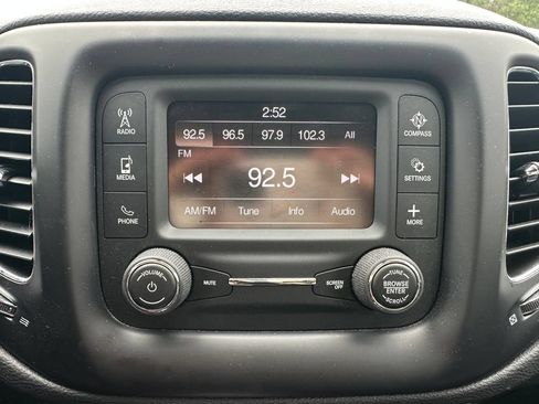 Used 2018 Jeep Compass Latitude w/ Cold Weather Group AWD/4WD image 4