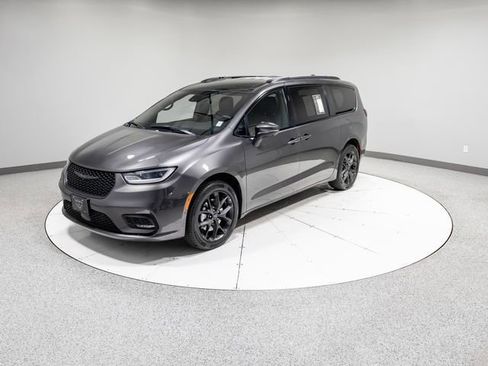 Used 2023 Chrysler Pacifica Touring-L w/ S Appearance Package image 36