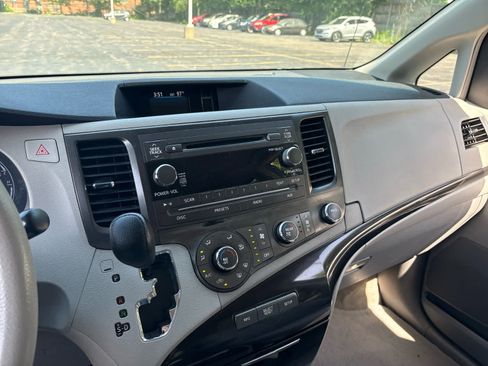 Used 2012 Toyota Sienna LE w/ Towing Pkg FWD image 9