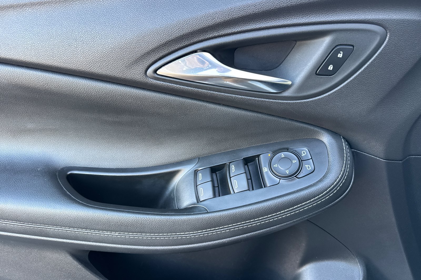 Used 2023 Buick Encore GX Preferred w/ Cold Weather Comfort Package FWD image 12