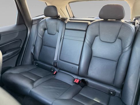 Used 2018 Volvo XC60 T5 Momentum w/ Vision Package image 13