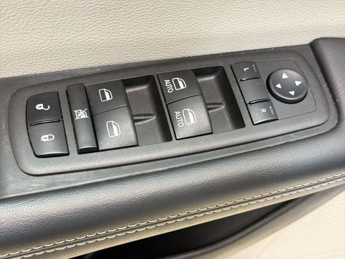 Used 2024 Chrysler Pacifica Touring-L FWD image 23