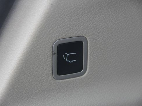 Used 2024 Chrysler Pacifica Touring-L FWD image 13