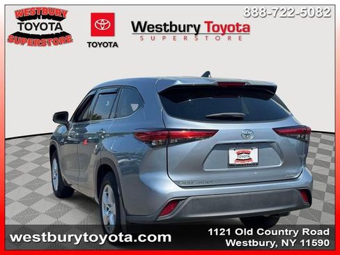 Used 2022 Toyota Highlander LE AWD/4WD image 9