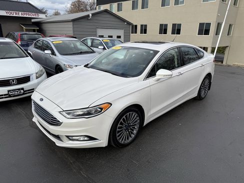Used 2017 Ford Fusion SE w/ Equipment Group 202A image 2