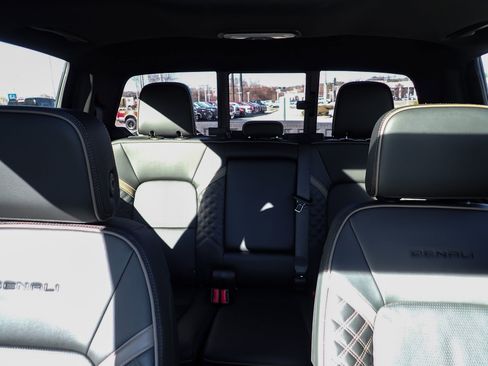 Used 2023 GMC Canyon Denali image 31