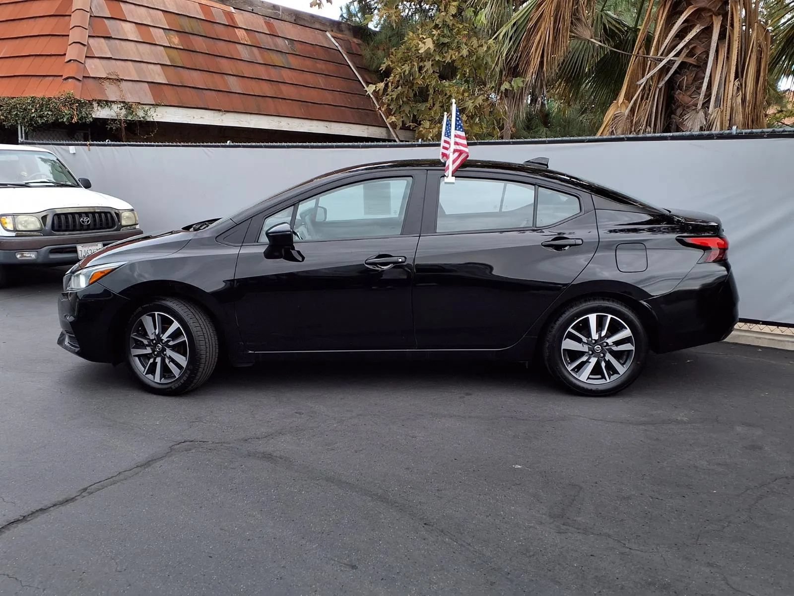 Used 2021 Nissan Versa SV FWD image 4