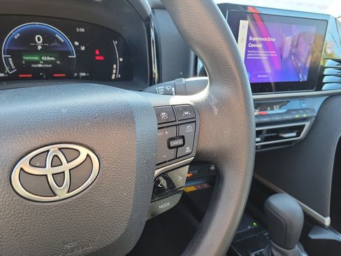 Used 2025 Toyota Camry LE image 28