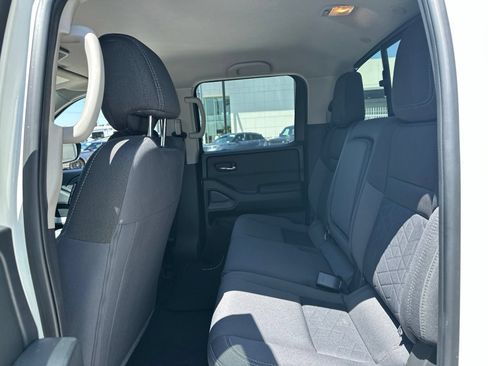 Used 2025 Nissan Frontier SV w/ SV Convenience Package RWD image 17