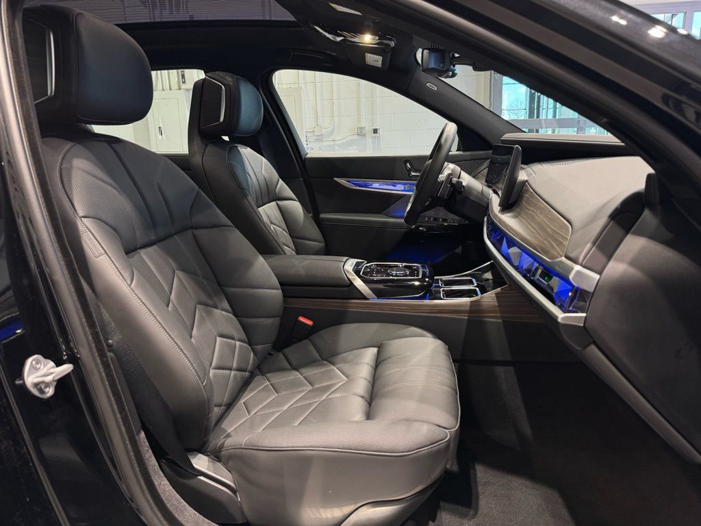 Used 2025 BMW 760i xDrive AWD/4WD image 52
