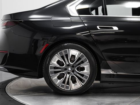 Used 2023 BMW i7 xDrive60 image 16