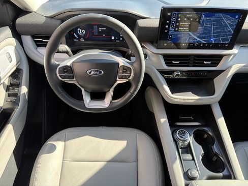 Used 2025 Ford Explorer Active w/ Active Comfort Package RWD image 19