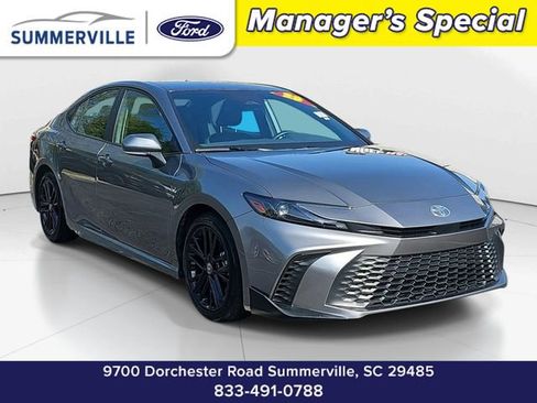 Used 2025 Toyota Camry SE image 1