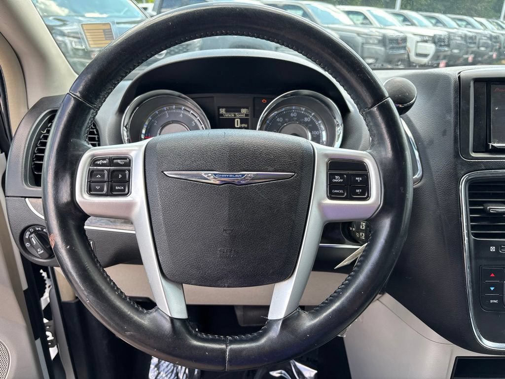 Used 2014 Chrysler Town & Country Touring FWD image 10