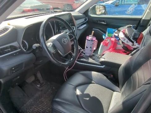 Used 2021 Toyota Highlander XLE image 8