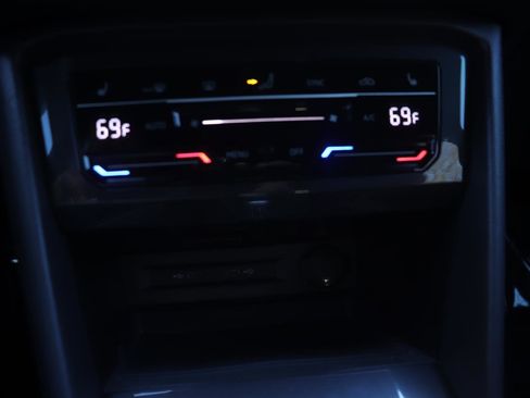 Used 2024 Volkswagen Tiguan SE R-Line image 37