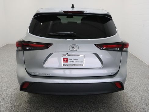Certified 2025 Toyota Highlander LE FWD image 8