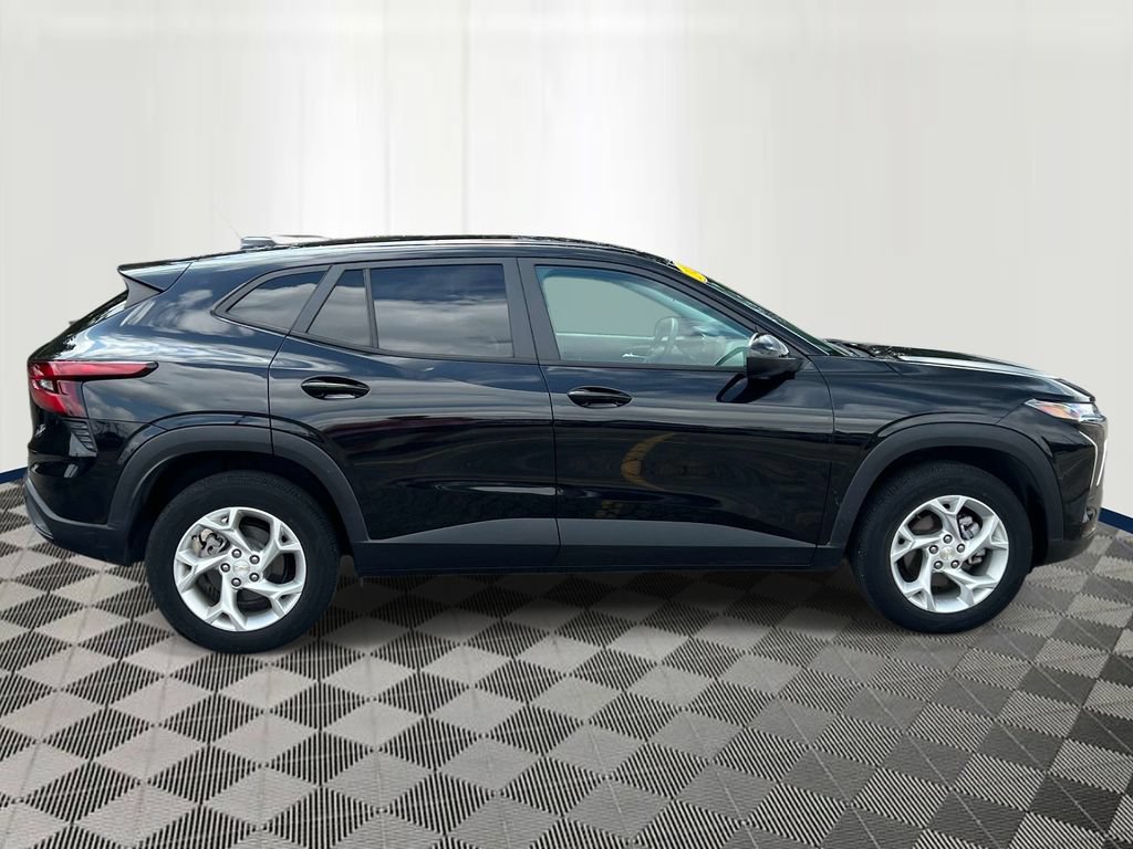 Used 2025 Chevrolet Trax LS w/ LS Convenience Package FWD image 6