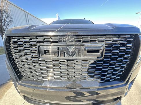 Used 2023 GMC Yukon XL SLE image 30