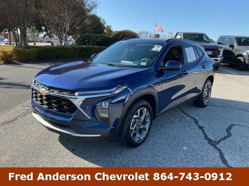 Used 2024 Chevrolet Trax LT w/ Driver Confidence Package image 1