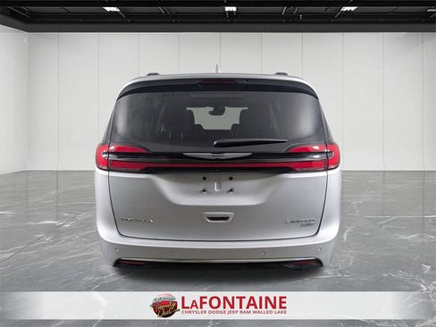 Certified 2022 Chrysler Pacifica Limited image 4