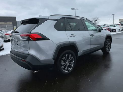 Used 2022 Toyota RAV4 XLE Premium image 8