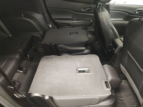 Used 2022 GMC Acadia SLT w/ Preferred Package FWD image 11