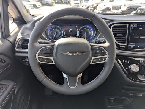 New 2025 Chrysler Pacifica Select image 17