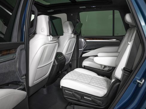 Used 2026 Cadillac Escalade Platinum Sport w/ LPO, ONYX Package image 16