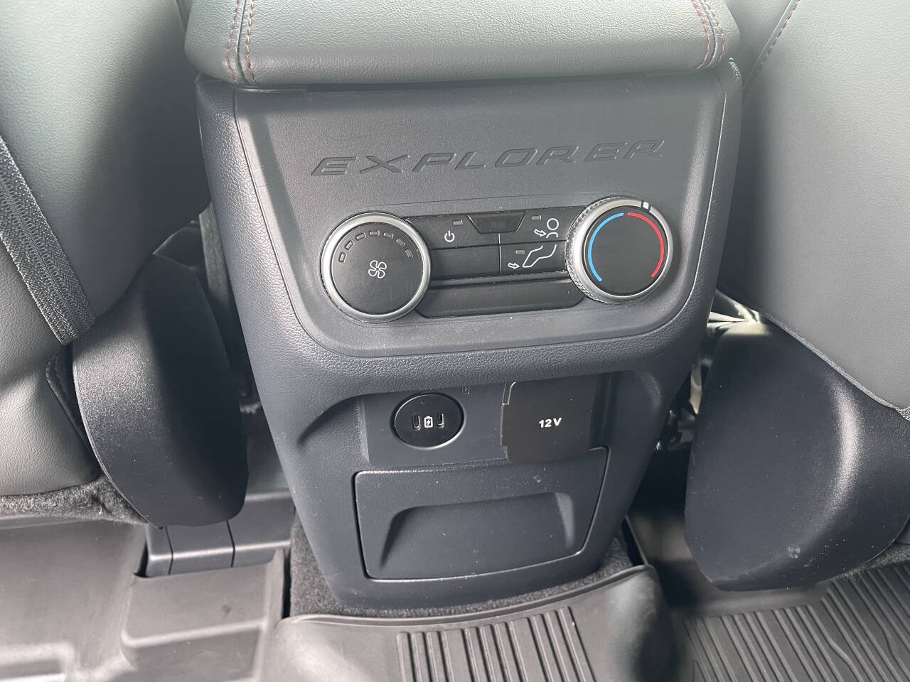 Used 2025 Ford Explorer Active AWD/4WD image 5