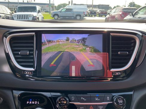 Used 2025 Chrysler Pacifica Select FWD image 32
