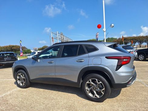 Used 2025 Chevrolet Trax LT FWD image 7