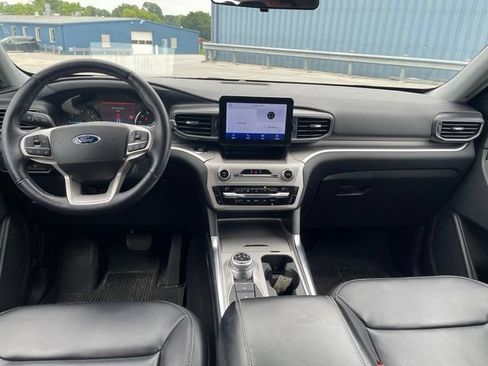Used 2021 Ford Explorer XLT w/ Equipment Group 202A AWD/4WD image 3