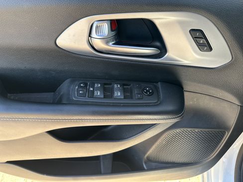 Used 2020 Chrysler Pacifica Touring-L Plus w/ S Appearance Package FWD image 11