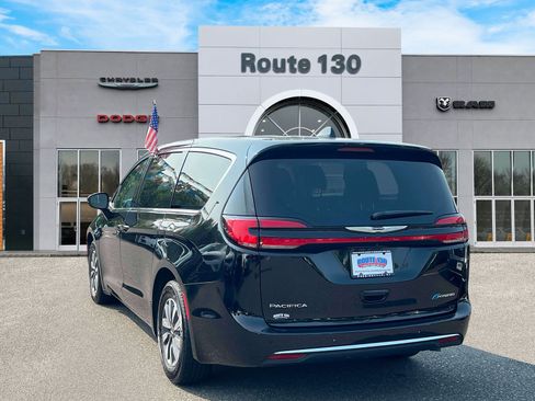 Used 2024 Chrysler Pacifica Limited FWD image 3