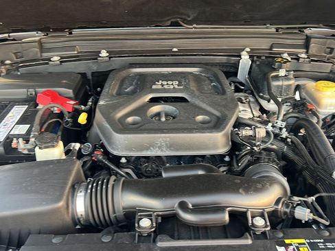 Used 2020 Jeep Wrangler Unlimited Sahara image 33