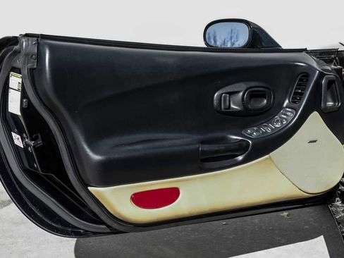 Used 2004 Chevrolet Corvette Coupe w/ Roof Package image 30