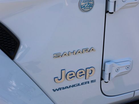 Used 2023 Jeep Wrangler Unlimited Sahara AWD/4WD image 11