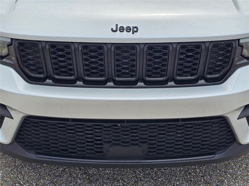 Used 2024 Jeep Grand Cherokee Altitude RWD image 7