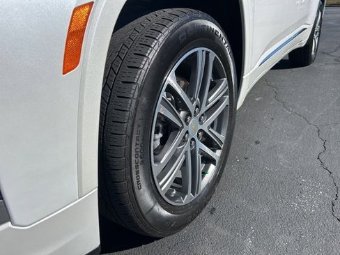 Used 2023 Chevrolet Traverse High Country image 12