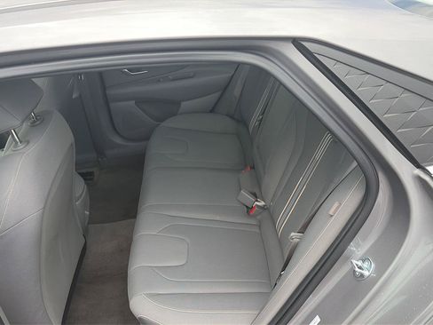 Used 2025 Hyundai Elantra SEL FWD image 9