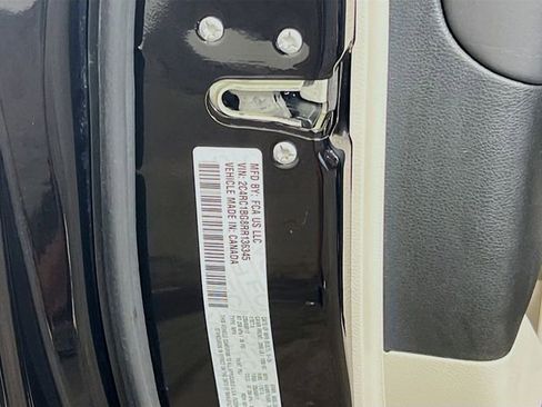 Used 2024 Chrysler Pacifica Touring-L image 25