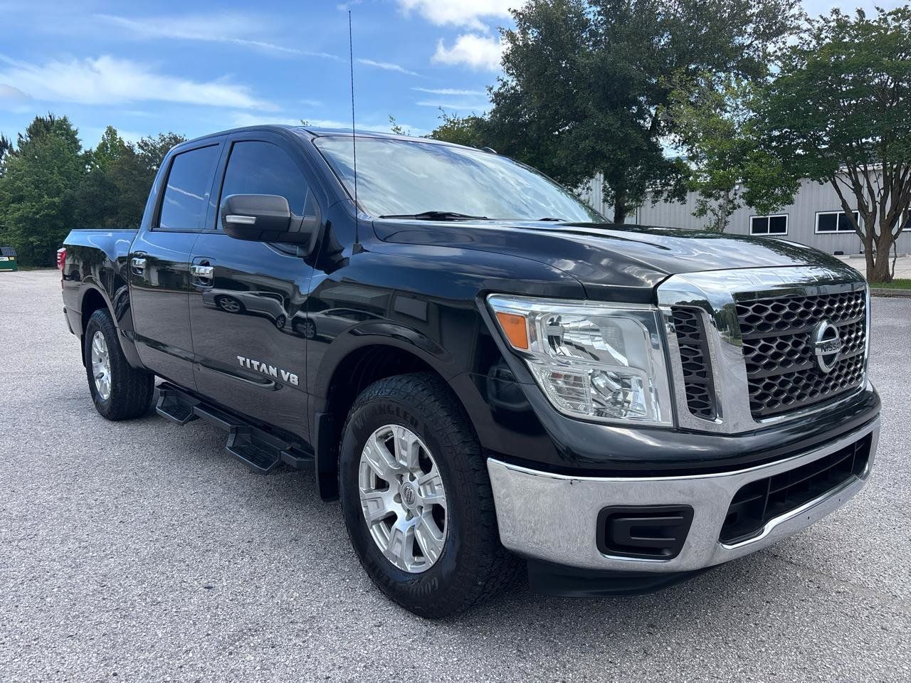 Used 2018 Nissan Titan SV RWD image 4