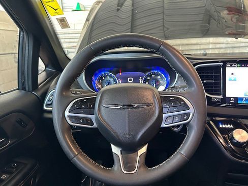 Used 2025 Chrysler Pacifica Select FWD image 22
